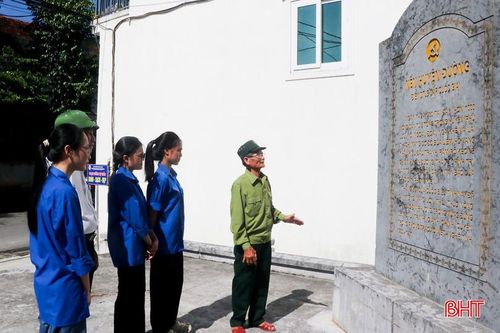 Cựu chiến binh Ngô Đình Danh luôn kể cho thế hệ tiếp nối câu chuyện về truyền thống quê hương.