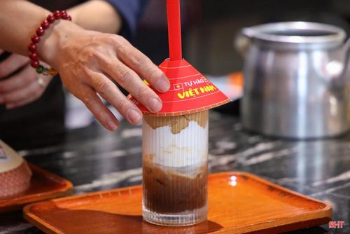  “Nhân dịp Quốc khánh 2/9, quán muốn tạo một không gian mang không khí Tết Độc lập nên chúng tôi trang trí cờ Tổ quốc kết hợp với những hình ảnh, vật dụng gần gũi như báo giấy, nón lá, ấm trà quê. Qua đó, vừa tạo điểm nhấn cho quán, vừa mong muốn khách hàng, nhất là các bạn trẻ, khi đến đây sẽ cảm nhận rõ hơn không khí của ngày Quốc khánh và có những kỷ niệm đẹp trong dịp này", anh Lê Bá Cường - chủ quán cà phê Cánh Diều (phường Thành Sen, Hà Tĩnh) cho hay. 
