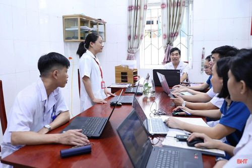 Thạc sĩ, bác sĩ Nội trú Đinh Phương Huệ cùng trao đổi, chia sẻ các kỹ thuật mới trong lĩnh vực phục hồi chức năng.