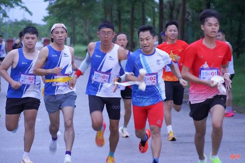 Với tinh thần thể thao đoàn kết, sôi nổi, các vận động viên đã tạo nên những màn tranh tài hấp dẫn với nhiều pha bám đuổi quyết liệt.