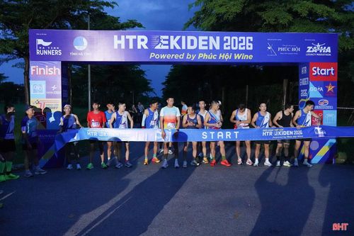 Giải chạy tiếp sức cùng đồng đội “HTR - Ekiden 2026” diễn ra tại bờ hồ Bồng Sơn (phường Thành Sen), thu hút gần 150 vận động viên, chia thành 15 đội tham gia. Theo thể thức chạy tiếp sức, các thành viên trong mỗi đội phối hợp, hỗ trợ nhau chinh phục tổng cự ly 11 km quanh khu vực hồ.
