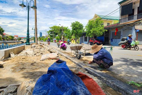 Công nhân thi công những hạng mục cuối cùng trên tuyến đường ven sông dài hơn 2,4 km. Theo thiết kế, khu vực này được chỉnh trang đồng bộ, kết hợp giữa hạ tầng thoát nước và không gian công cộng.