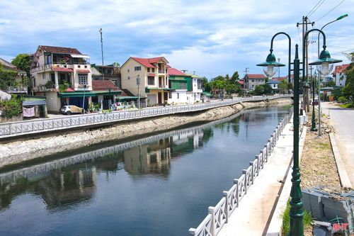 Tuyến đường dọc bờ sông Cụt đã cơ bản hoàn thành các hạng mục chính. Hệ thống lan can, lối đi bộ, cây xanh và điện chiếu sáng đang được gấp rút hoàn thiện.