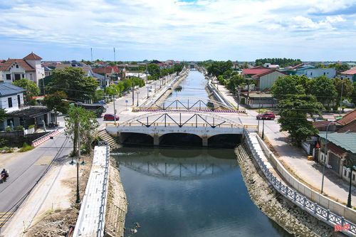 Khu vực cầu Vồng - điểm nhấn trên tuyến cảnh quan ven sông - đã trở nên thông thoáng, khang trang hơn sau quá trình cải tạo.