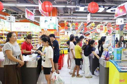  Đại diện WinMart Hà Tĩnh cho biết, sức mua trong những ngày đầu dịp nghỉ lễ tăng mạnh, với lượng khách cao gấp 4 - 5 lần ngày thường. Siêu thị đã chủ động bổ sung nguồn hàng, nâng mức dự trữ khoảng 40% để đáp ứng nhu cầu mua sắm và duy trì nguồn cung ổn định trong những ngày nghỉ. 