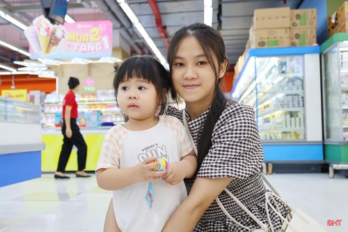  Chị Nguyễn Thị Thảo (xã Cẩm Xuyên) chia sẻ: “Dịp nghỉ lễ năm nay thời tiết khá thất thường nên gia đình tôi lựa chọn các điểm vui chơi trong nhà. Ở đây có nhiều hoạt động phù hợp với trẻ nhỏ, các con được vui chơi thoải mái, còn người lớn cũng có thể kết hợp mua sắm, ăn uống và trải nghiệm”. 