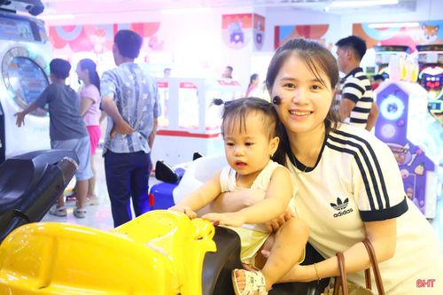 Tại các khu vui chơi trong nhà, nhiều gia đình tranh thủ thời gian nghỉ lễ 2/9 đưa con em đến vui chơi, trải nghiệm các hoạt động giải trí.