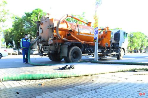 Những ngày này, công nhân thuộc Công ty CP Môi trường và Công trình đô thị Hà Tĩnh vẫn miệt mài trực lễ, góp phần giữ phố phường xanh, sạch, đẹp và để Tết Độc lập của người dân thêm trọn vẹn.