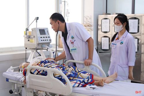 Các y, bác sĩ Bệnh viện Đa khoa tỉnh Hà Tĩnh luôn sẵn sàng tiếp nhận, cấp cứu và điều trị người bệnh. Tại Khoa Cấp cứu - Chống độc, lực lượng trực được bố trí đầy đủ, bảo đảm xử trí kịp thời các ca bệnh nặng, diễn biến nhanh, không để xảy ra chậm trễ. Trong ảnh: Từ chiều ngày 29/8, Khoa Cấp cứu tiếp nhận nhiều bệnh nhân. Các bệnh nhân nhanh chóng được xử lý, điều trị, đảm bảo tình hình sức khỏe.
