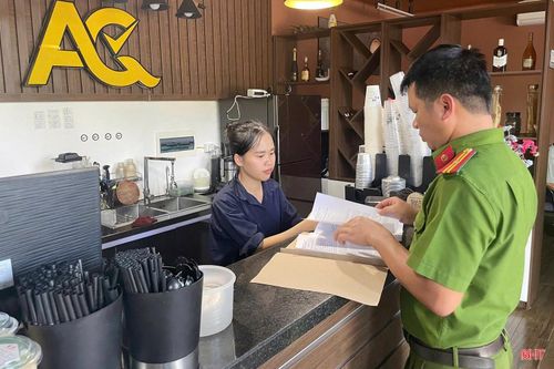 Công an xã duy trì trực 24/24 giờ, bám địa bàn, bảo đảm an ninh, trật tự và sẵn sàng xử lý các tình huống phát sinh, giữ an toàn cho người dân. Trong ảnh: Từ ngày 29/8 đến hết ngày 2/9, Công an phường Nam Hồng Lĩnh tăng cường kiểm tra các cơ sở kinh doanh dịch vụ ăn uống trên địa bàn.