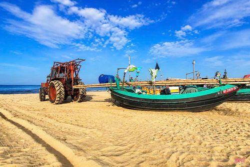 Sự xuất hiện của những chiếc máy kéo được ngư dân cải tiến từ máy cày đã giúp giảm đáng kể công sức khi đưa thuyền lên, xuống bãi.