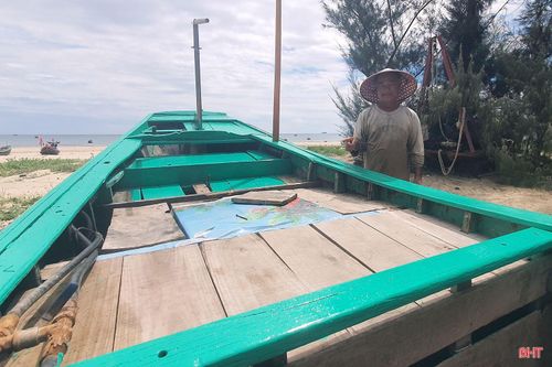 Ông Phan Xuân Văn, thôn Cẩm Long, xã Thiên Cầm cho biết: “Trước đây kéo thuyền lên rất vất vả, phải nhiều người mới làm được. Từ khi có máy kéo tự chế, công việc nhẹ nhàng hơn nhiều. Chỉ cần 1 - 2 người điều khiển, thuyền có thể được kéo lên bờ trong khoảng 2 - 3 phút. Nhờ vậy, việc khai thác, đánh bắt thủy sản của chúng tôi cũng đỡ vất vả hơn”.