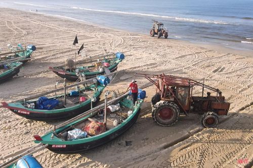 Tại xã Đồng Tiến, địa phương có 299 tàu thuyền đánh bắt gần bờ, điều kiện địa hình không cho phép đầu tư bến cảng quy mô lớn. Vì vậy, việc đưa thuyền lên xuống bãi chủ yếu dựa vào sức người và các phương tiện hỗ trợ tại chỗ.