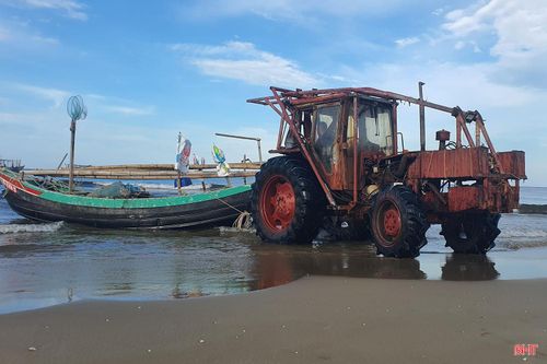 Những chiếc máy kéo tự chế vì thế đang trở thành một sáng kiến nhỏ nhưng mang lại giá trị thiết thực, đồng hành cùng ngư dân vùng bãi ngang trong mỗi chuyến vươn khơi và hành trình trở về an toàn.