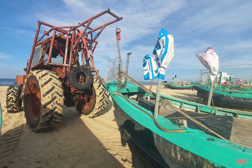 Những chiếc máy kéo tự chế, dễ vận hành và phù hợp với địa hình bãi cát, đang trở thành “trợ thủ” hữu ích, hỗ trợ ngư dân bảo vệ tài sản trước thiên tai.