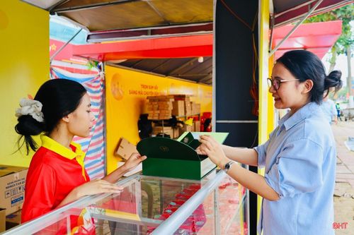  Chị Nguyễn Thị Vinh (xã Việt Xuyên) cho hay: “Tôi đã tham khảo bánh Trung thu ở một số cửa hàng, siêu thị và thấy năm nay sản phẩm khá phong phú, từ loại bình dân đến cao cấp. Giá bán giữa các dòng bánh có sự chênh lệch nhưng nhìn chung không biến động nhiều. Mẫu mã cũng được đầu tư khá bắt mắt, nên người mua có thêm nhiều lựa chọn tùy theo nhu cầu". 