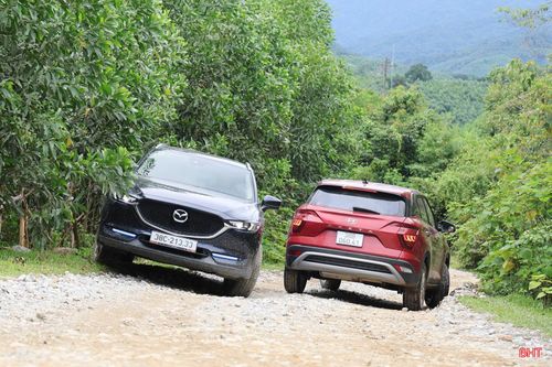 Đến nay, một số hạng mục vẫn chưa hoàn thành, khiến việc đi lại trên tuyến đường gặp nhiều khó khăn, đặc biệt trong mùa mưa lũ. Anh Lê Thanh Hóa - thôn Phú Lâm, xã Phú Gia chia sẻ: “Đường đã hư hỏng gần 7 năm nay, những ngày mưa lớn khiến đường trơn trượt, nhiều vị trí tiềm ẩn nguy cơ mất an toàn, việc đi lại, vận chuyển hàng hóa và tiếp cận khu vực biên giới càng khó khăn hơn, đặc biệt là học sinh đi lại bị té ngã liên tục do đường xuống cấp”.
