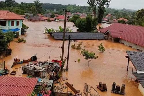 Tại tỉnh Oudomxay, mưa lớn từ đêm 29 đến ngày 30/8 khiến mực nước các sông, suối dâng nhanh, tràn vào một số khu vực sản xuất và nhà dân, đồng thời chia cắt nhiều tuyến đường.
