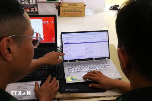 Đại úy Phạm Việt Tiến cùng đồng đội kiểm tra thông tin qua “Hòm thư điện tử tiếp nhận tin báo tố giác tội phạm,” kịp thời tiếp nhận, phân loại và phối hợp xử lý những phản ánh của người dân về tình hình an ninh, trật tự trên địa bàn biên giới. (Ảnh: Bùi Giang/TTXVN)