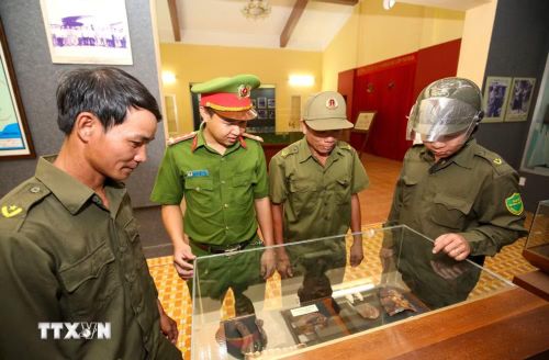 Từng kỷ vật được trưng bày tại Khu di tích Căn cứ Chính phủ Cách mạng lâm thời Cộng hòa miền Nam Việt Nam trở thành những chứng tích giúp thế hệ hôm nay hiểu hơn về một thời kỳ lịch sử. (Ảnh: Giang Phương/TTXVN)