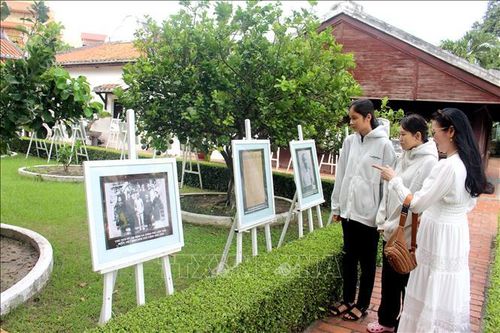 Triển lãm góp phần tuyên truyền, giáo dục truyền thống yêu nước, lòng tự hào dân tộc đến các tầng lớp nhân dân, du khách. Ảnh: Hồng Hiếu/TTXVN