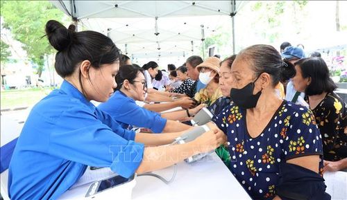 Người cao tuổi được khám sức khỏe tại Ngày hội. “Chăm sóc sức khoẻ người cao tuổi - Vì một Việt Nam khoẻ mạnh”. Ảnh: Đinh Hằng/TTXVN