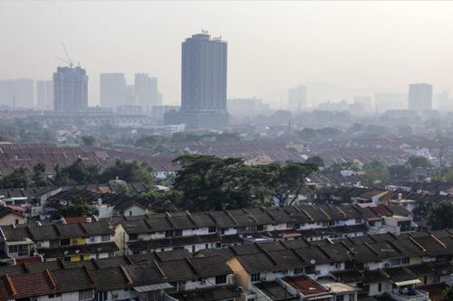 Một khu đông dân cư bị khói mù bủa vây tại Kuala Lumpur, Malaysia. Ảnh: EPA-EFE