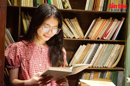 Các bạn trẻ có dịp bước vào một tiệm mượn sách mang dáng dấp thời bao cấp.