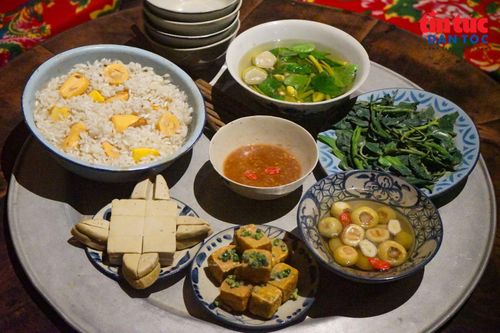 Các món ăn mộc mạc được đưa vào hành trình trải nghiệm, gợi lại không khí “Tết Độc lập” giản dị của Hà Nội trong thời kỳ bao cấp.