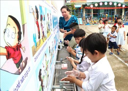 Giáo viên Trường Mầm non Măng Non (phường Long Châu, tỉnh Vĩnh Long) hướng dẫn học sinh thực hành các bước rửa tay trong ngày đầu đến làm quen với lớp học.