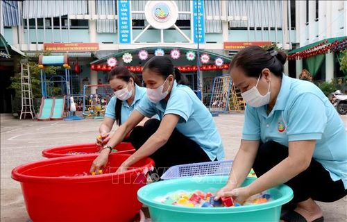 Giáo viên Trường Mầm non Măng Non, phường Long Châu, tỉnh Vĩnh Long vệ sinh các đồ chơi chuẩn bị đón trẻ đến trường.