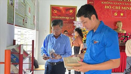 Bí thư Đoàn xã Vĩnh Châu Trương Thành Phát tìm hiểu thông tin về Bác trong “Không gian văn hóa Hồ Chí Minh”.