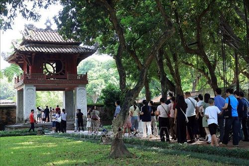 Đông đảo người dân vào tham quan khu Văn Miếu. Ảnh: Tuấn Anh/TTXVN