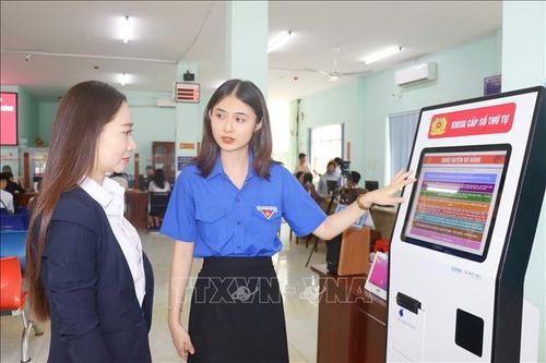 Đoàn viên, thanh niên xã Bù Đăng, tỉnh Đồng Nai hướng dẫn người dân thực hiện thủ tục hành chính tại Trung tâm Hành chính công xã.