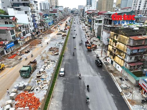 Đoạn từ đường Nguyễn Chí Thanh đến nút giao Láng Hạ - Giảng Võ đã thảm nhựa một phần mặt đường, đang hoàn thiện các hạng mục vỉa hè, cây xanh, chiều sáng...