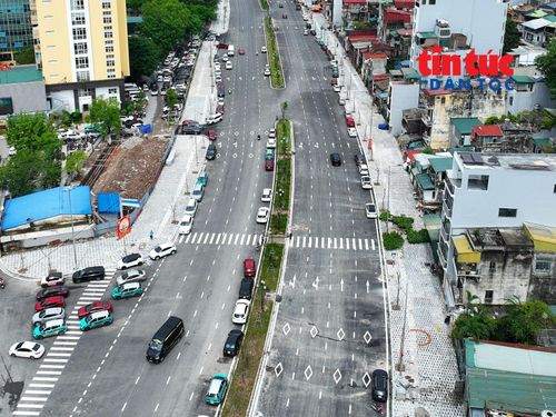Sau 8 tháng thi công, diện mạo đường Vành đai 1 đoạn Hoàng Cầu - Voi Phục dần hiện rõ với mặt đường 8 làn xe, vỉa hè, hàng cây xanh, hệ thống chiếu sáng...