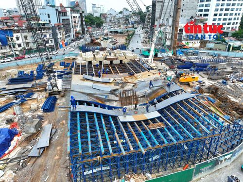 Nhà thầu huy động nhiều kỹ sư, công nhân và máy móc tổ chức thi công hai cầu vượt trên tuyến Vành đai 1.