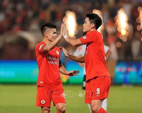 Đình Bắc chia vui với đội trưởng Quang Hải sau khi ghi bàn nâng tỷ số lên 4 - 0 cho Công an Hà Nội ở phút 69. Ảnh: Phạm Tuấn Anh/TTXVN