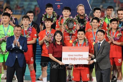 CLB Công an Hà Nội nhận phần thưởng 500 triệu đồng sau khi giành Siêu Cúp Bóng đá Quốc gia 2025/26. Ảnh: Phạm Tuấn Anh/TTXVN