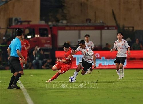 Đình Bắc (CAHN) vào sân ở hiệp 2 và liên tục có những pha bóng làm chao đảo hàng phòng ngự của CLB Công an TP Hồ Chí Minh. Ảnh: Phạm Tuấn Anh/TTXVN