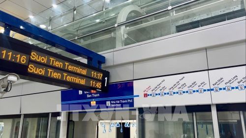 Bảng thông báo của một nhà ga thuộc tuyến Metro Bến Thành - Suối Tiên. Ảnh: TTXVN phát