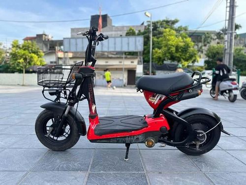 Các mẫu xe máy điện đời cũ có thiết kế, cấu tạo và trang bị đơn giản (Ảnh minh họa).