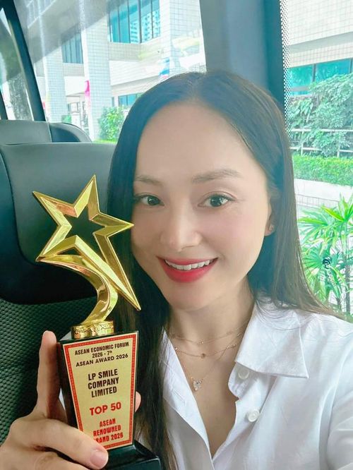 Lan Phương đến Singapore nhận giải thưởng Top 50 ASEAN Renowned Brand 2026. Ảnh: FBNV
