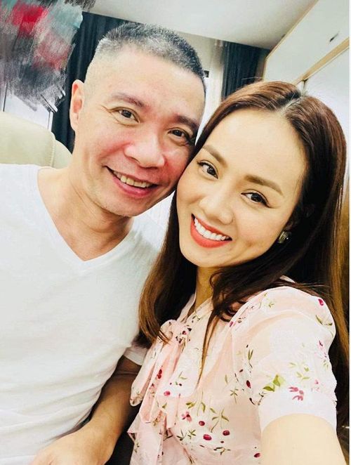 Ngọc Hà luôn bên cạnh NSND Công Lý.