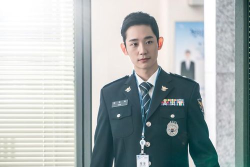While You Were Sleeping xoay quanh Nam Hong Joo (Suzy), cô gái có khả năng nhìn thấy những cái chết trong giấc mơ nhưng nhiều lần bất lực trước việc thay đổi số phận. Trong phim, Jung Hae In vào vai cảnh sát Han Woo Tak, người có tình cảm với Hong Joo. Dù chỉ đảm nhận vai phụ, nam diễn viên nhanh chóng tạo thiện cảm nhờ vẻ ngoài sáng, hình tượng hiền lành và cách thể hiện tình cảm tự nhiên. Vai diễn này trở thành một trong những bước ngoặt đầu tiên giúp Jung Hae In được khán giả chú ý rộng rãi và mở đường cho những cơ hội lớn hơn trong sự nghiệp.