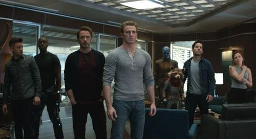 Jeremy Renner, Don Cheadle, Robert Downey Jr., Chris Evans, Karen Gillan, Paul Rudd và Scarlett Johansson trong Avengers: Endgame. Ảnh: NSX