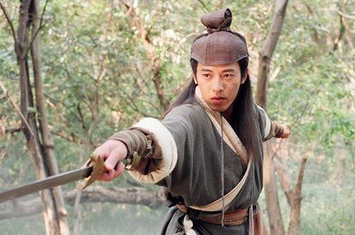 Lệnh Hồ Xung từng rơi vào thế bất lợi khi đối đầu Điền Bá Quang để bảo vệ ni cô Nghi Lâm.