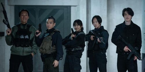 Dàn diễn viên A Shop for Killers 2 thể hiện sự ăn ý cả trong và ngoài phim trường.Ảnh: Disney+.