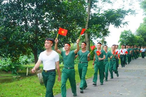 Cán bộ và chiến sĩ trẻ Trung đoàn 141, Sư đoàn 3 tham gia đi bộ “Cùng Việt Nam tiến bước”.