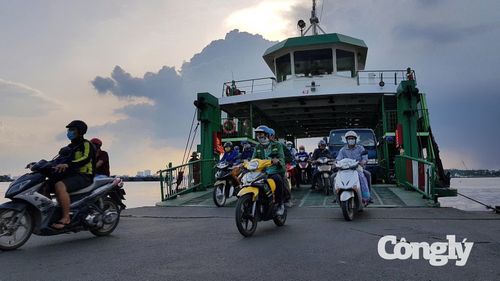 Bến phà cửa ngõ TP.HCM cũng trở nên nhộn nhịp.